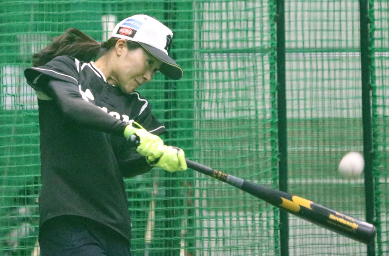 室内練習場で打撃練習を行う阪神タイガースWomenの三浦伊織（2024年5月22撮影日）