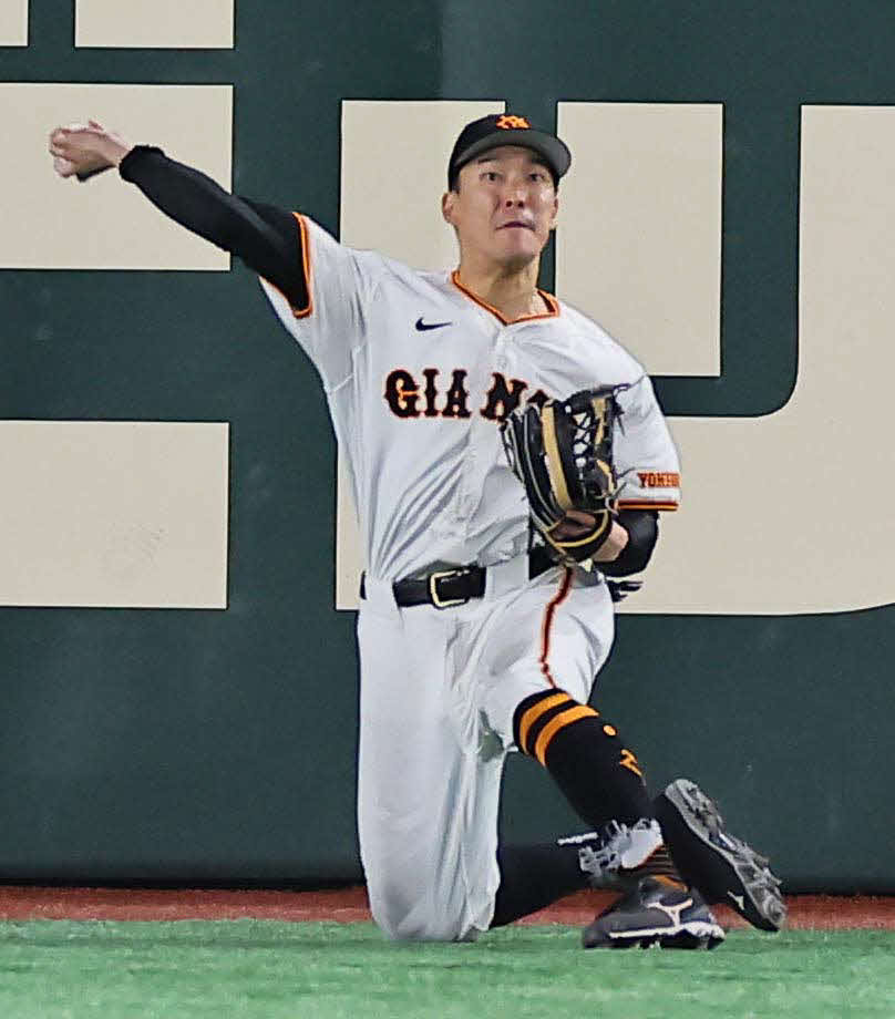 2024年3月29日、巨人対阪神　3回表阪神1死一、二塁、森下の飛球を好捕し内野へ返球する梶谷隆幸