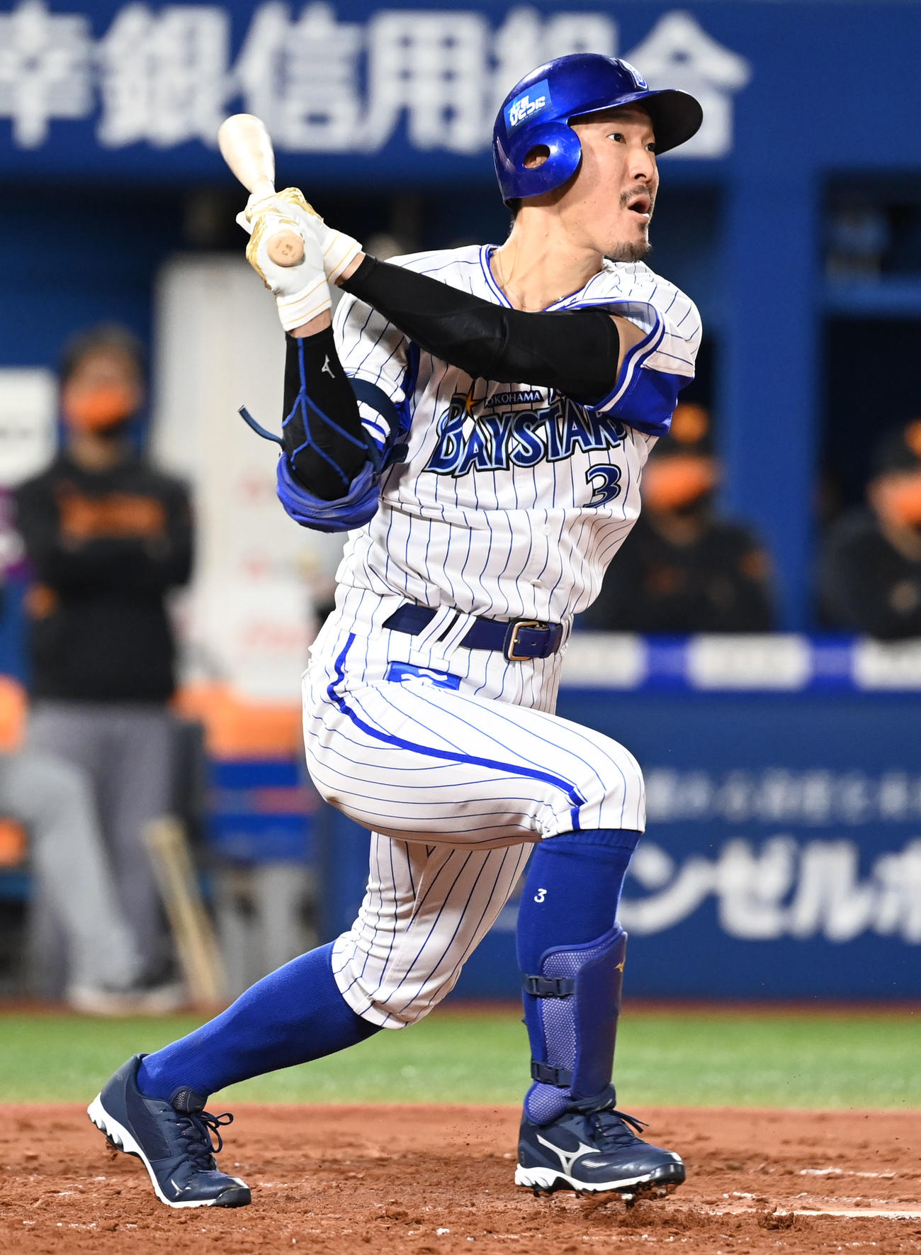 20年10月29日、DeNA対巨人　2回裏DeNA1死一塁、梶谷隆幸は右前打を放つ