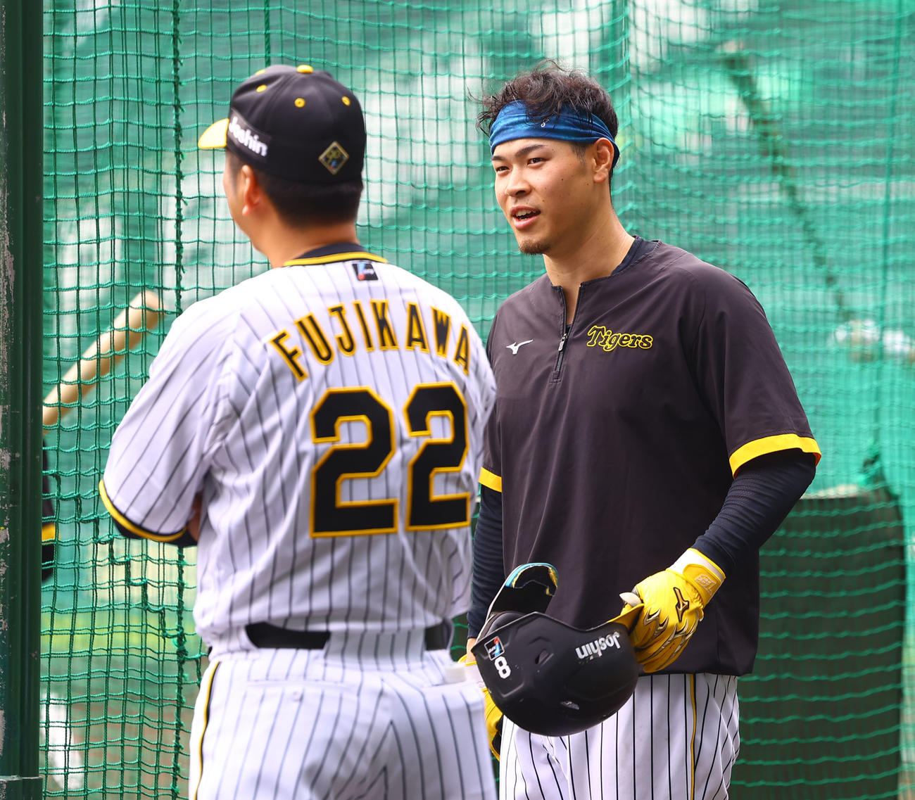 打撃練習中に藤川監督と話し合う阪神佐藤輝（撮影・藤尾明華）