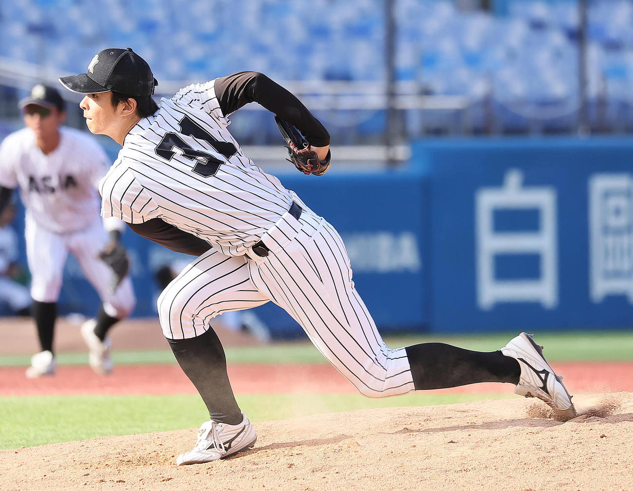 亜大対日大　6回途中から登板した亜大・安井。背番号は31（撮影・足立雅史）