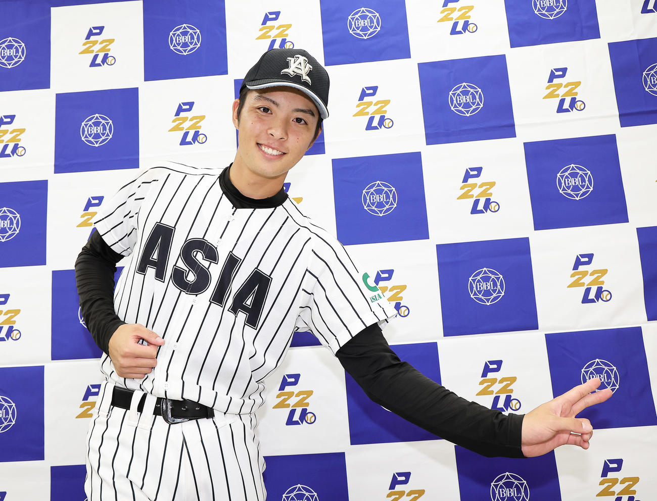 亜大対日大　試合後、笑顔でアンダースローを披露する亜大・安井（撮影・足立雅史）