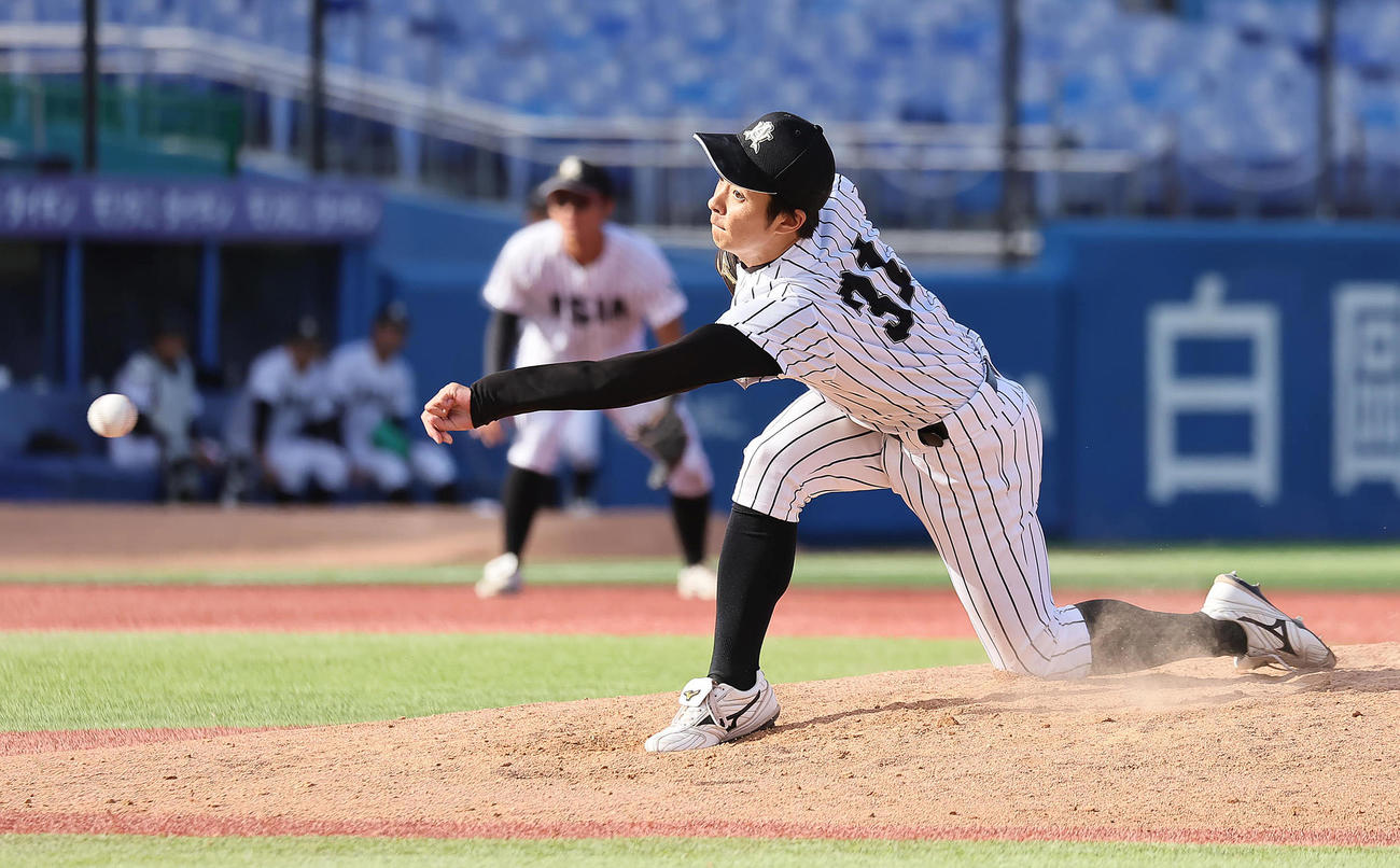 亜大対日大　6回途中から登板した亜大・安井（撮影・足立雅史）