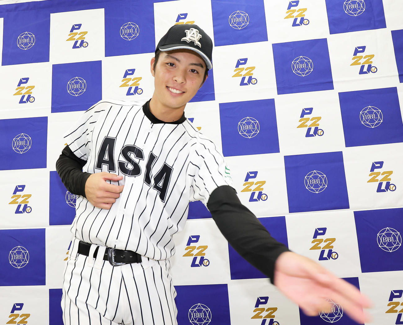 亜大対日大　試合後、笑顔でアンダースローを披露する亜大・安井（撮影・足立雅史）