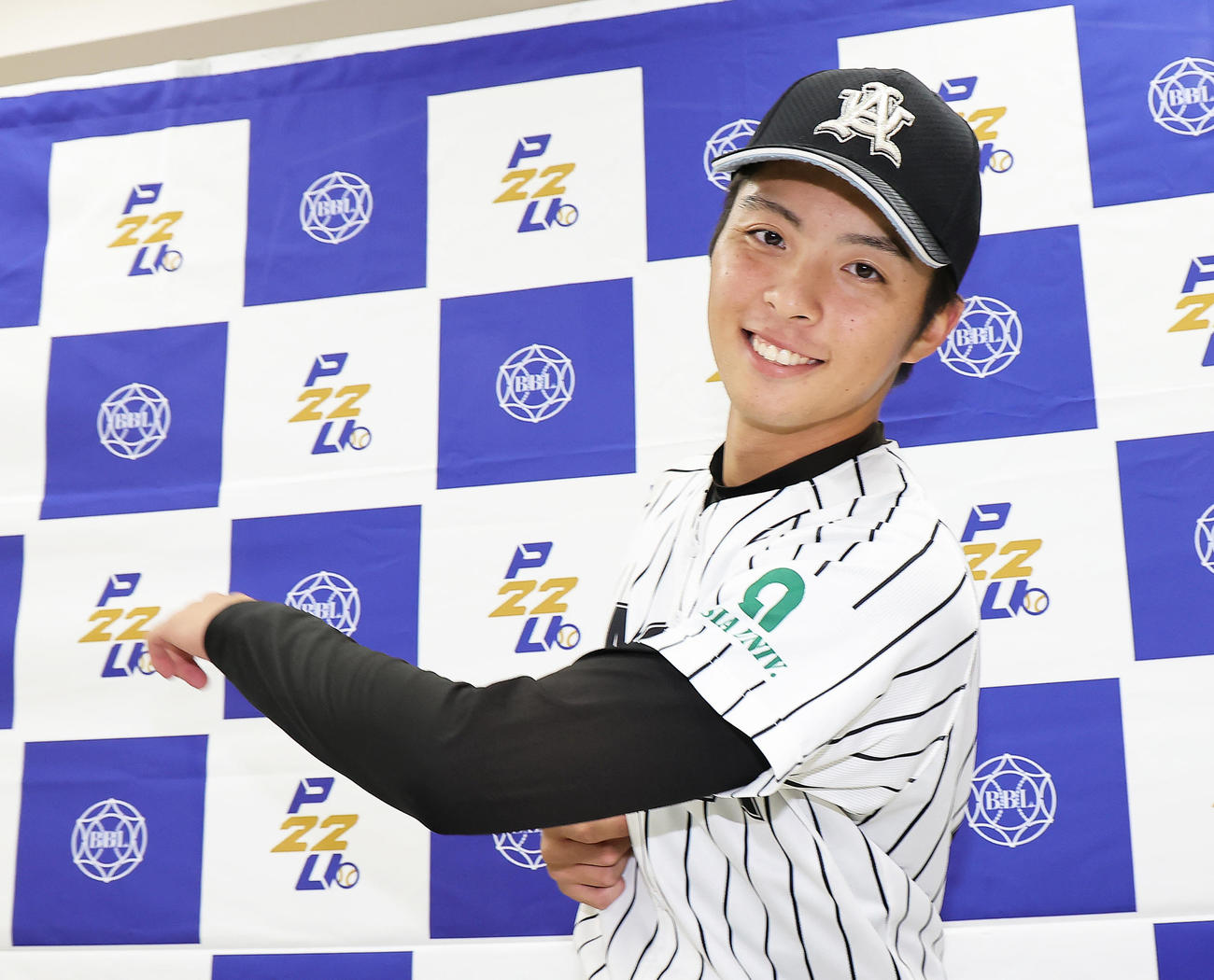 亜大対日大　試合後、笑顔でアンダースローを披露する亜大・安井（撮影・足立雅史）