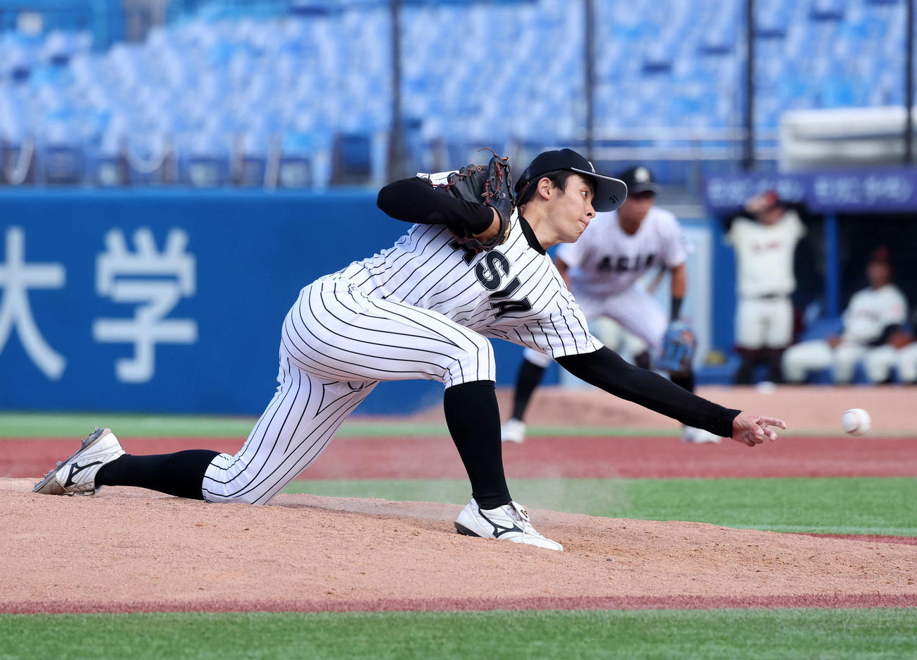 亜大対日大　力投する亜大2番手の安井（撮影・鈴木正人）
