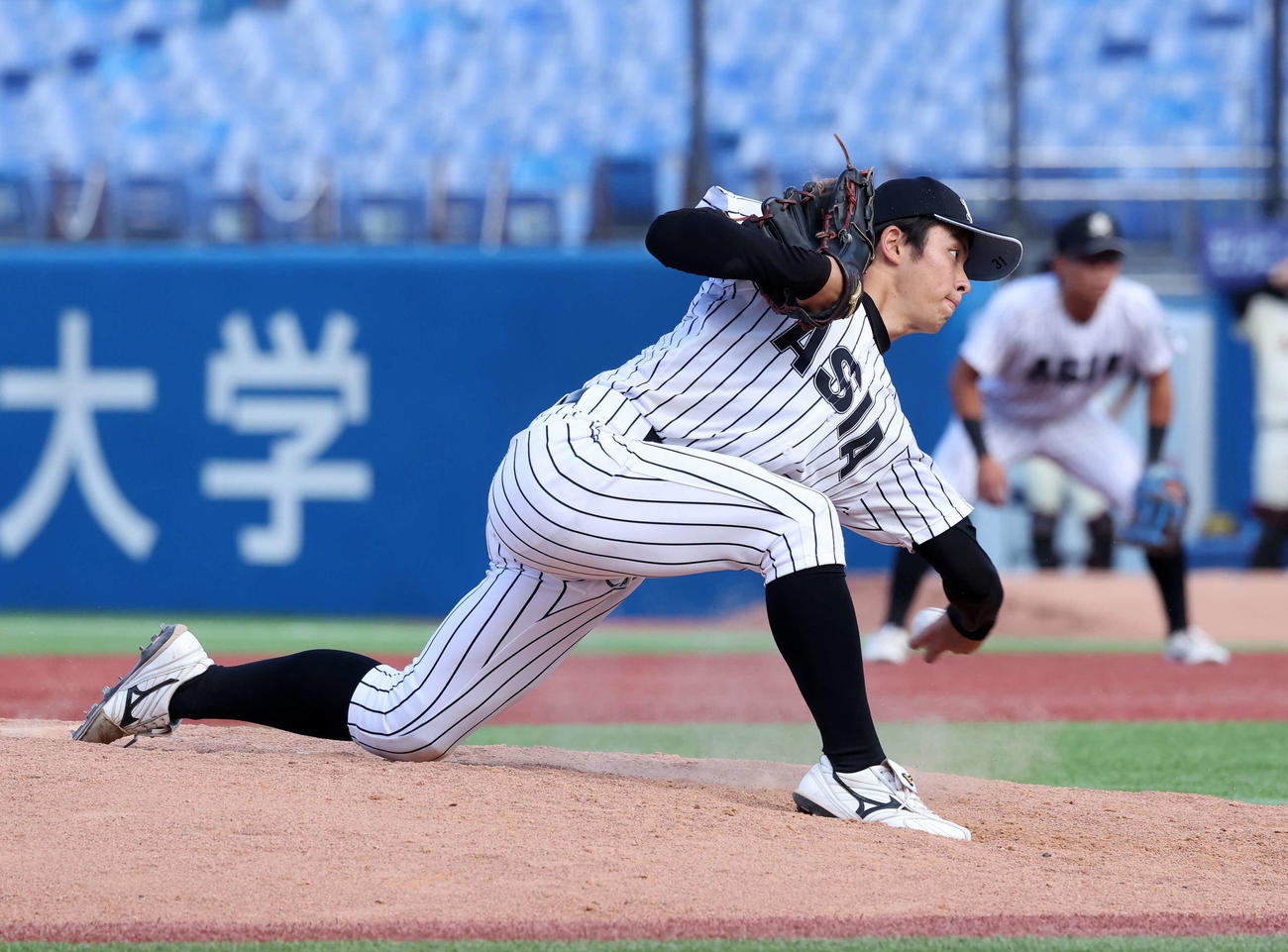 亜大対日大　力投する亜大2番手の安井（撮影・鈴木正人）