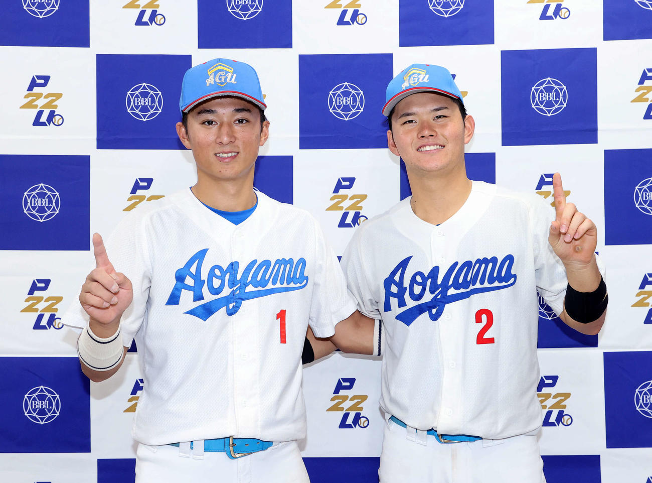 青学大対中大　勝利し笑顔を見せる青学大・佐々木（左）と渡部（撮影・鈴木正人）