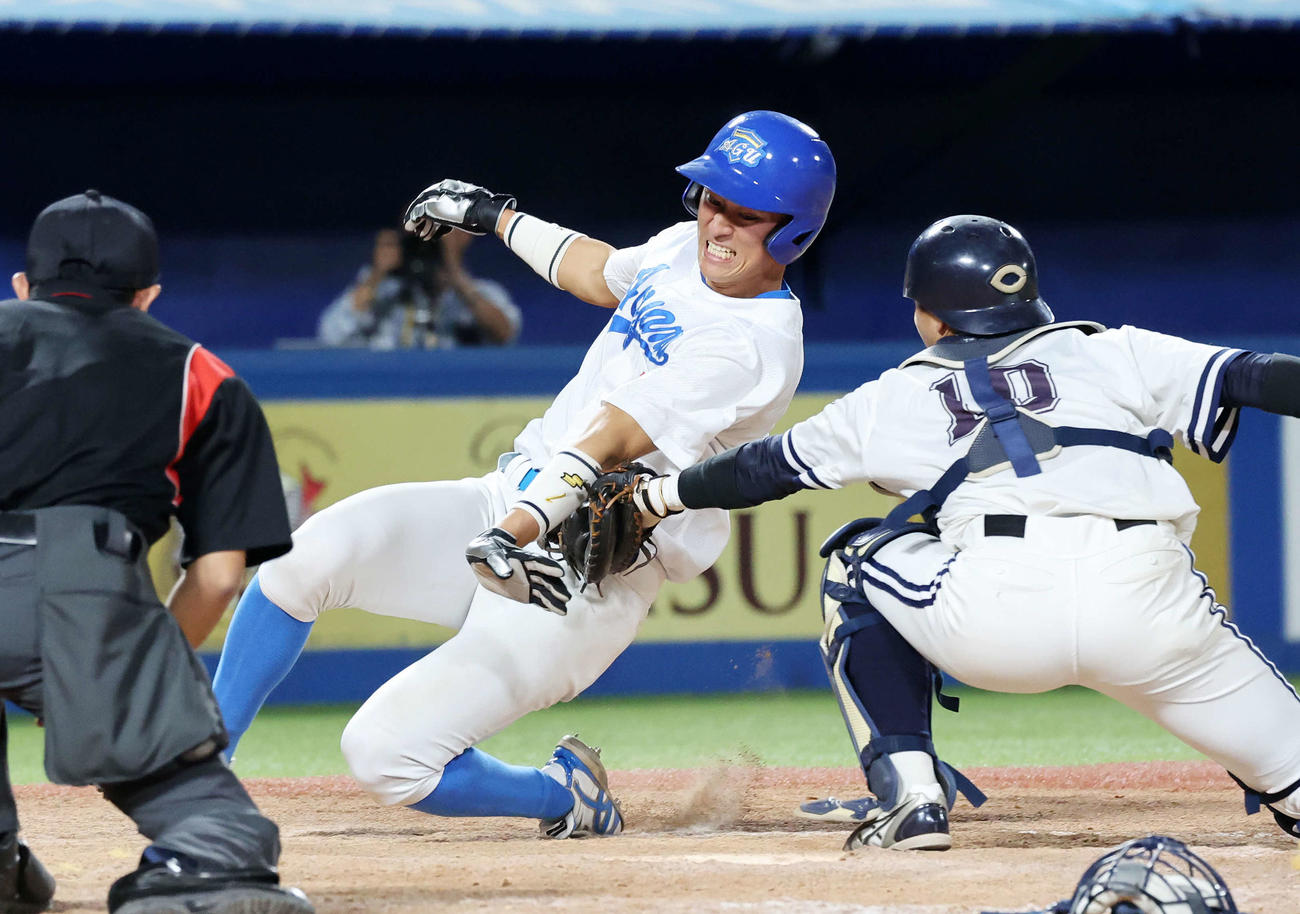 青学大対中大　10回表青学大2死一、二塁、渡部の左越え適時二塁打で一塁走者の佐々木が本塁を狙うがタッチアウト、捕手は野呂田（撮影・鈴木正人）