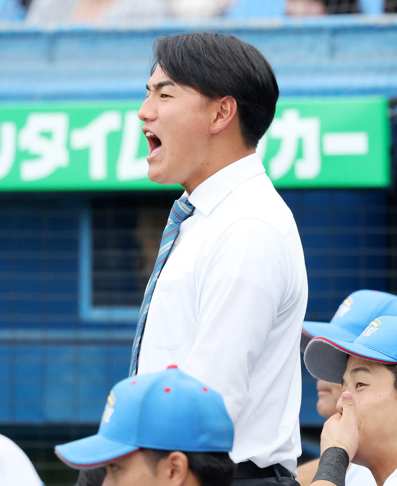 青学大対中大　ベンチで声を出す青学大・西川（撮影・鈴木正人）