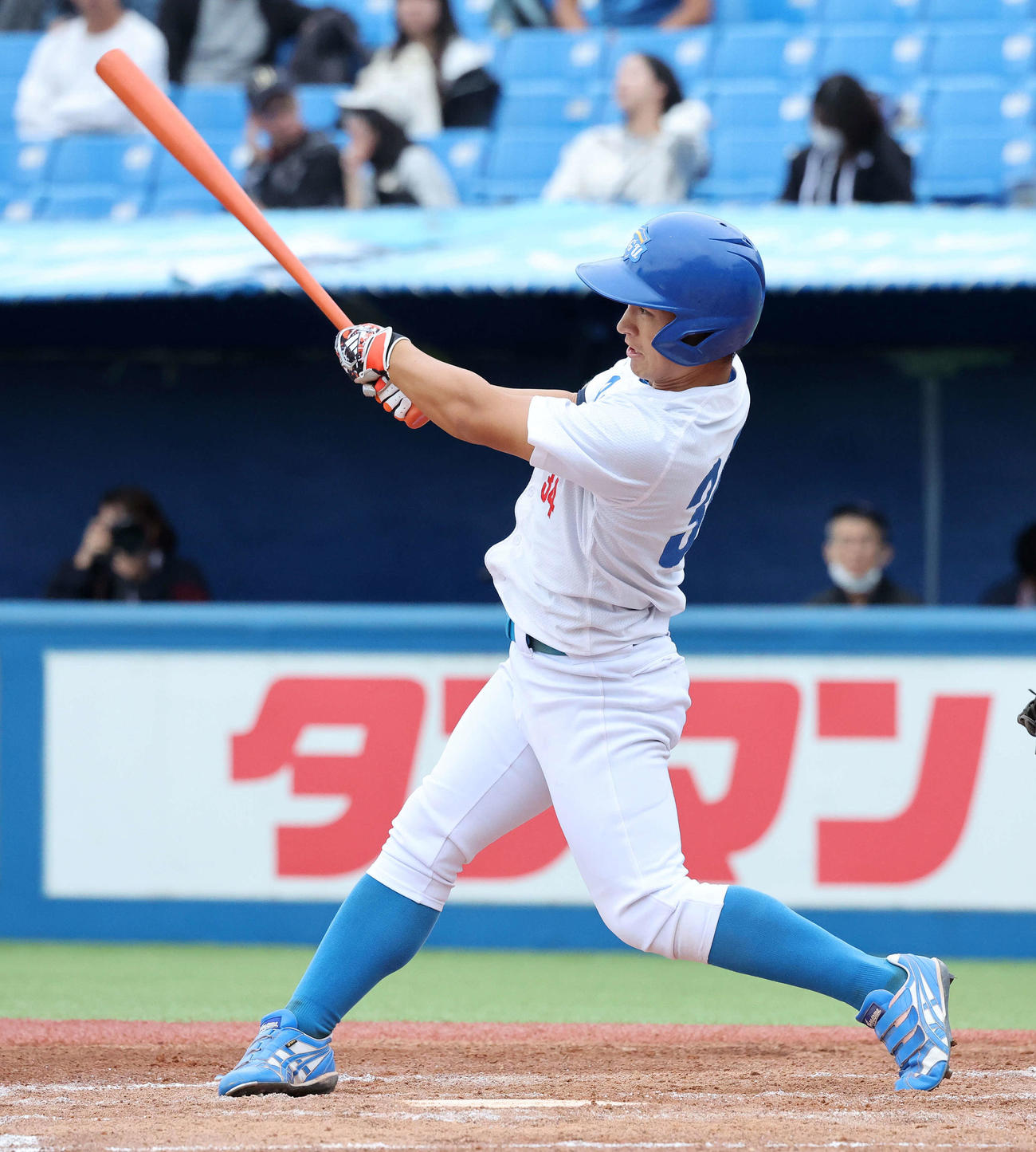 青学大対中大　2回表青学大無死、松本は右前打を放つ（撮影・鈴木正人）