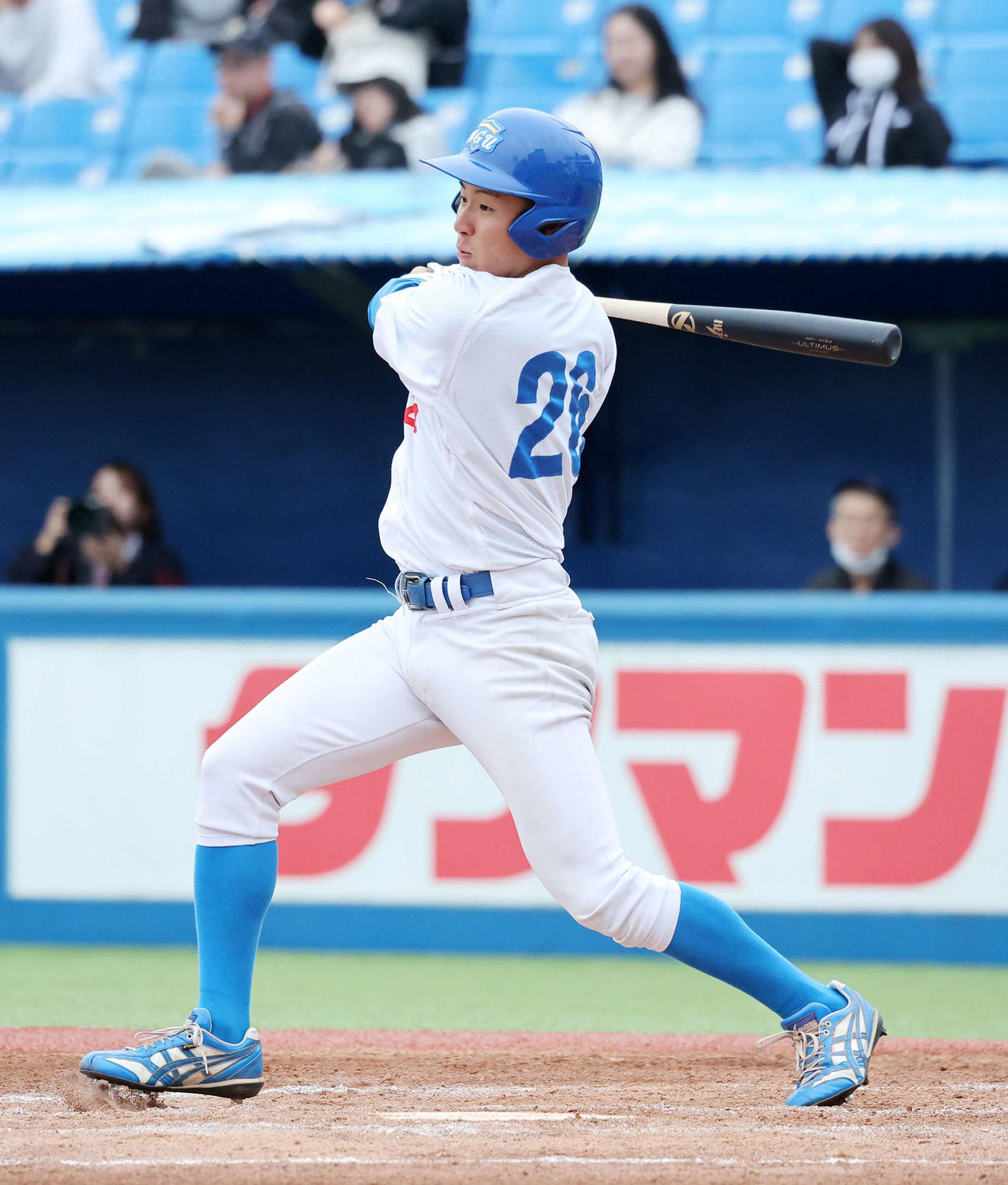 青学大対中大　2回表青学大無死一塁、中田は遊内野安打を放つ（撮影・鈴木正人）