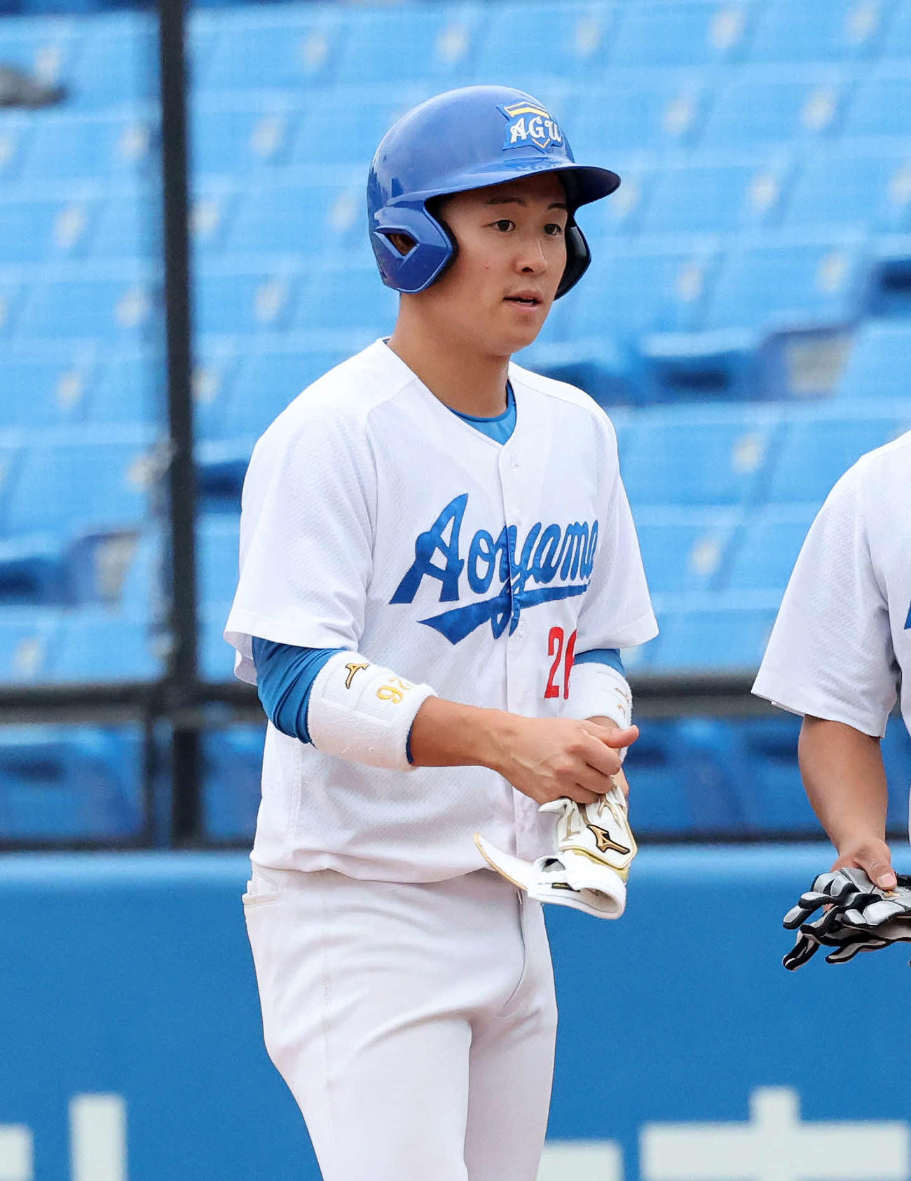 青学大対中大　2回表青学大無死一塁、中田は遊内野安打を放つ（撮影・鈴木正人）