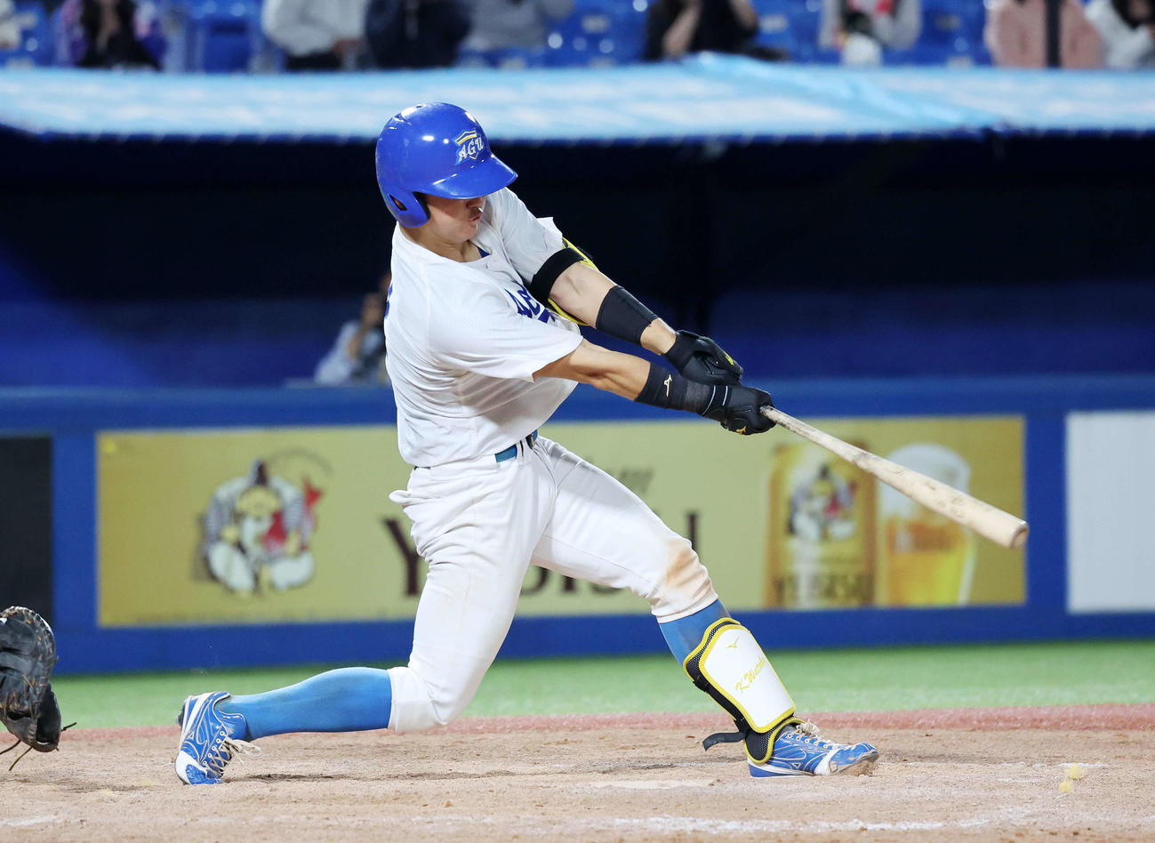 青学大対中大　10回表青学大2死一、二塁、渡部は左越え適時二塁打を放つ（撮影・鈴木正人）