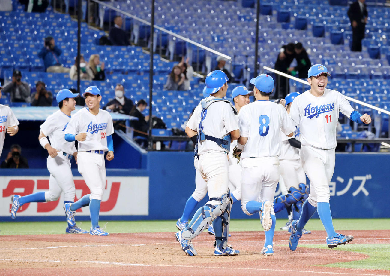 青学大対中大　勝利し喜ぶ青学大の選手たち（撮影・鈴木正人）