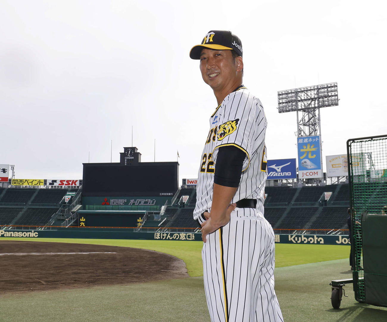 初日の練習を終え、ポーズをとる阪神藤川監督（撮影・藤尾明華）