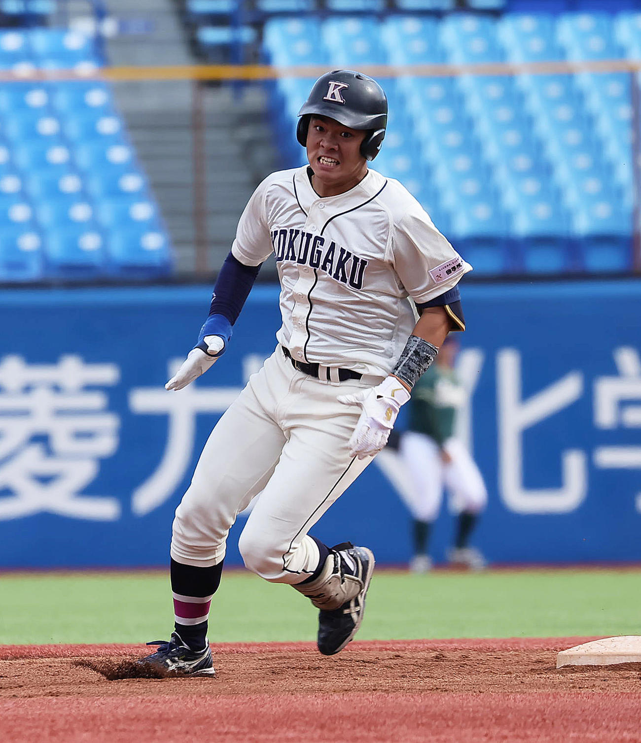 国学院大対東農大　1回表国学院大2死二塁、仲村光は適時二塁打を放つ（撮影・足立雅史）