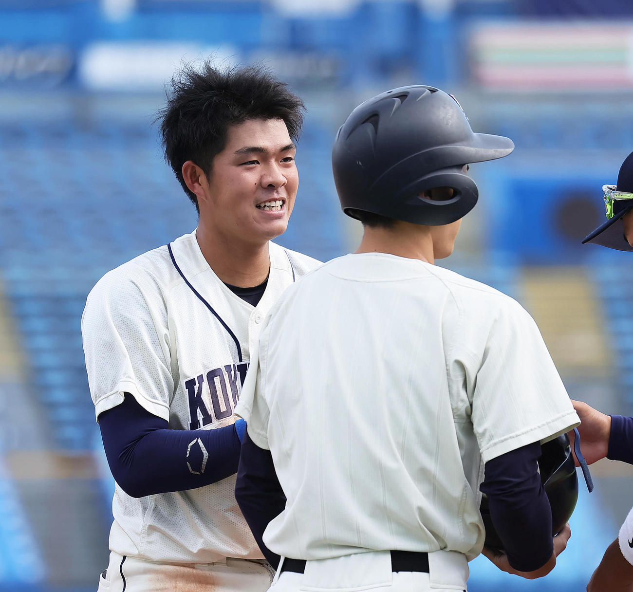 国学院大対東農大　1回表国学院大2死二塁、仲村光は適時二塁打を放ち笑顔（撮影・足立雅史）