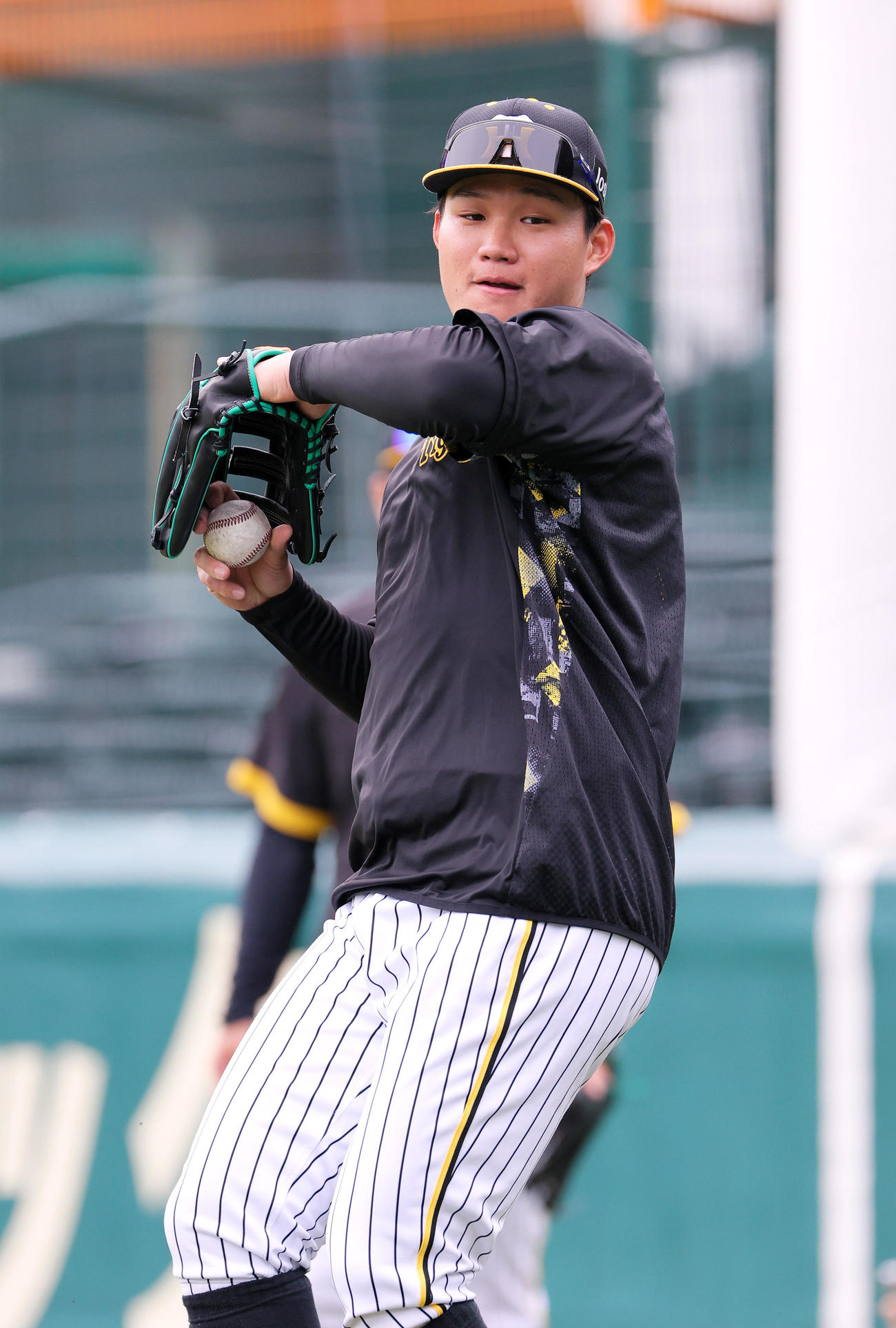甲子園球場でノックを受ける阪神森下（撮影・上山淳一）