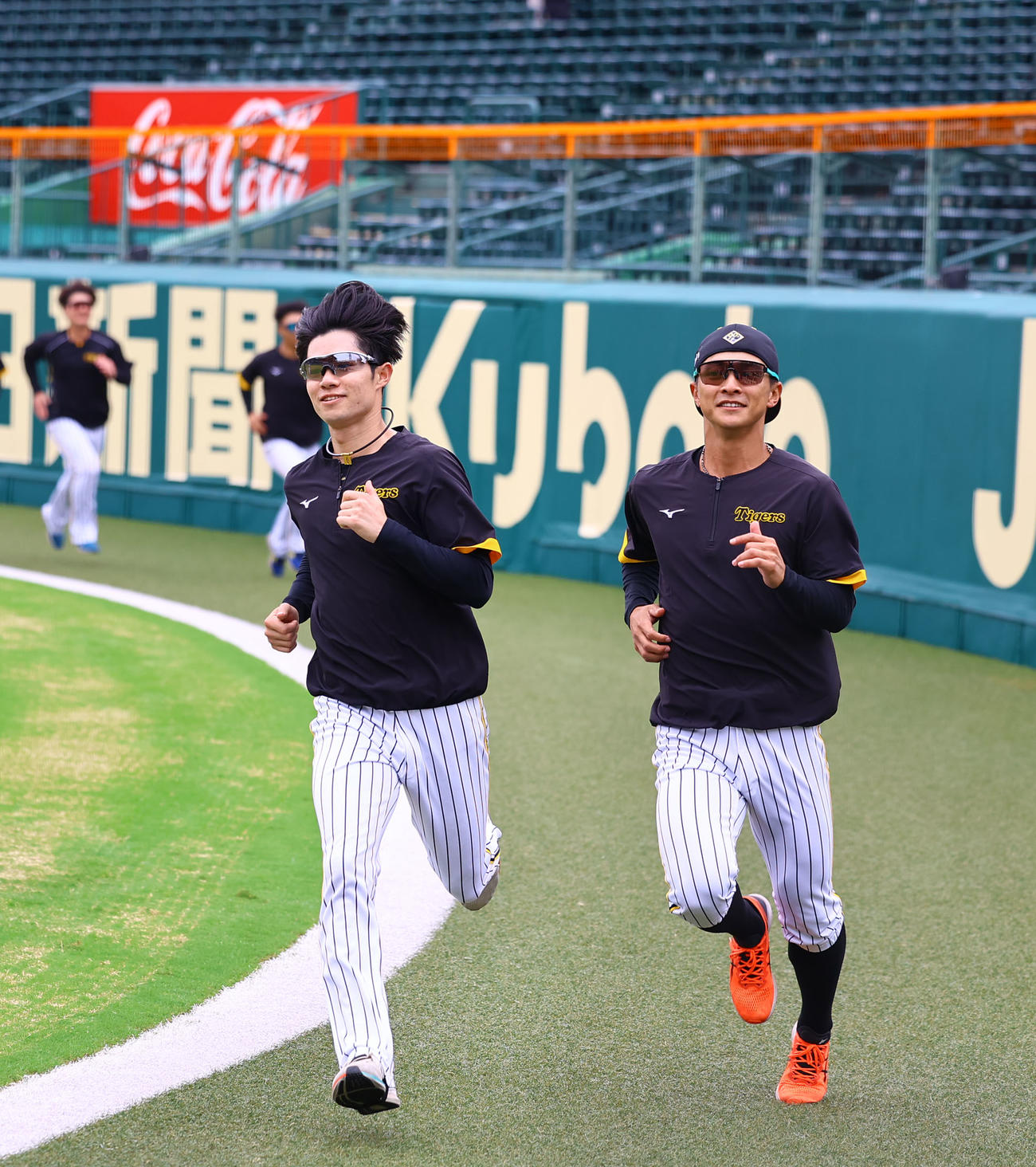 ダッシュをする阪神中野（左）と熊谷（撮影・藤尾明華）