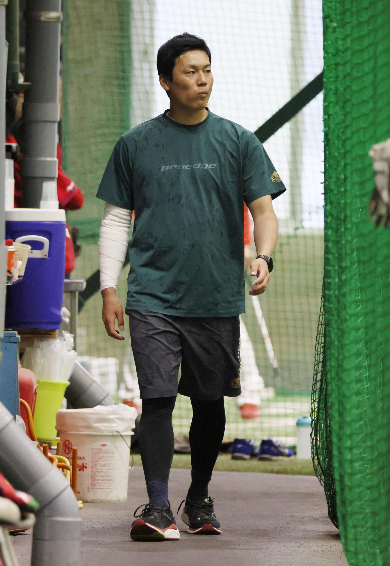右肘の手術後、リハビリを始めた広島栗林（撮影・加藤孝規）