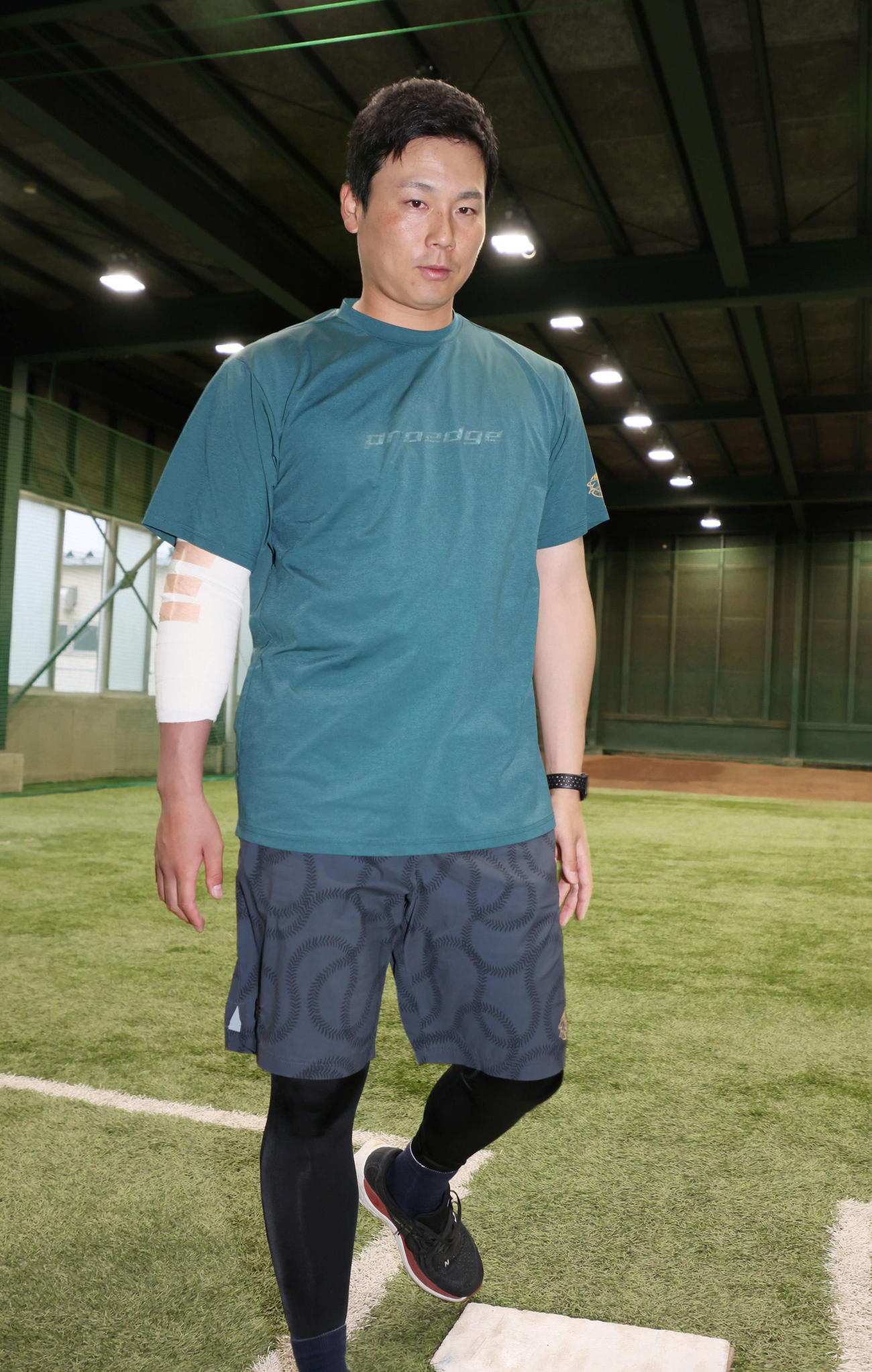 右肘の手術後、リハビリを始めた広島栗林（撮影・加藤孝規）