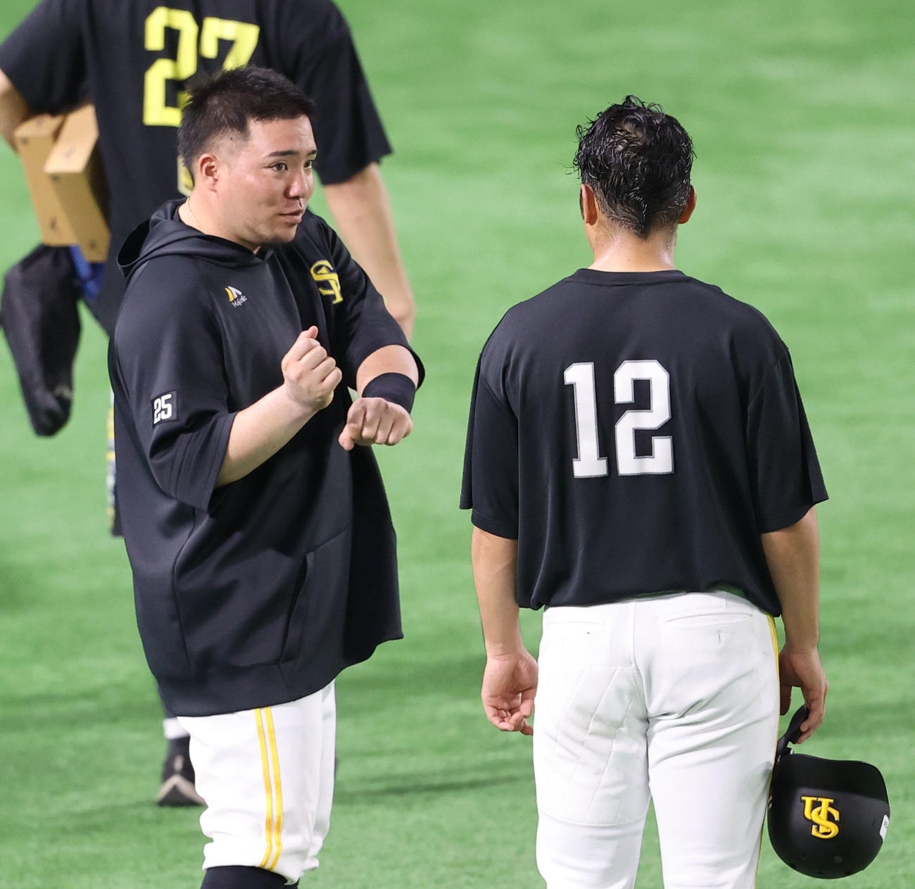 練習を終えた山川は嶺井（右）と話をする（撮影・梅根麻紀）