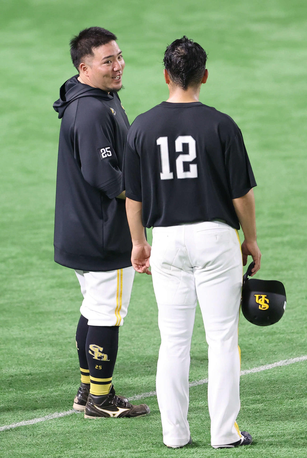 練習を終えたソフトバンク山川は嶺井（右）と話をする（撮影・梅根麻紀）