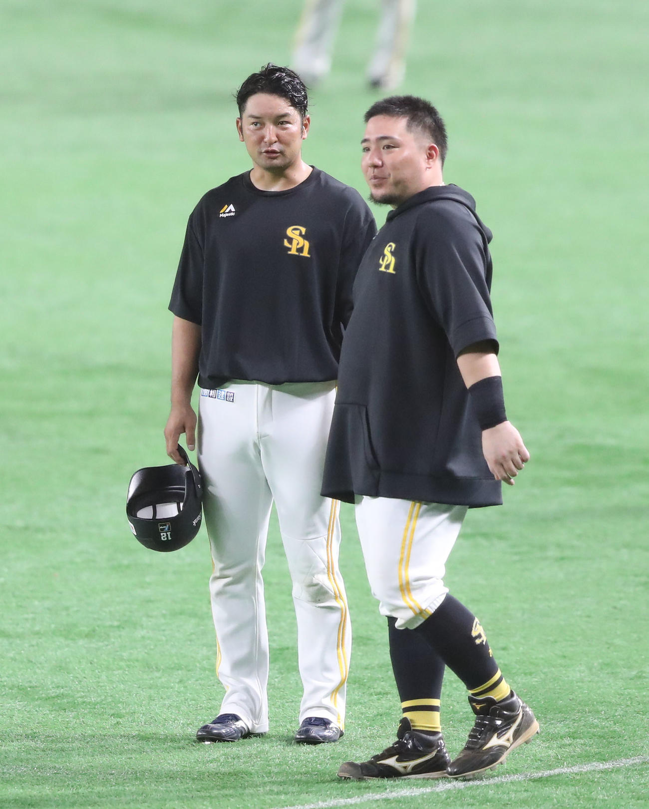 嶺井（左）と話す山川（撮影・鬼束羽瑠菜）