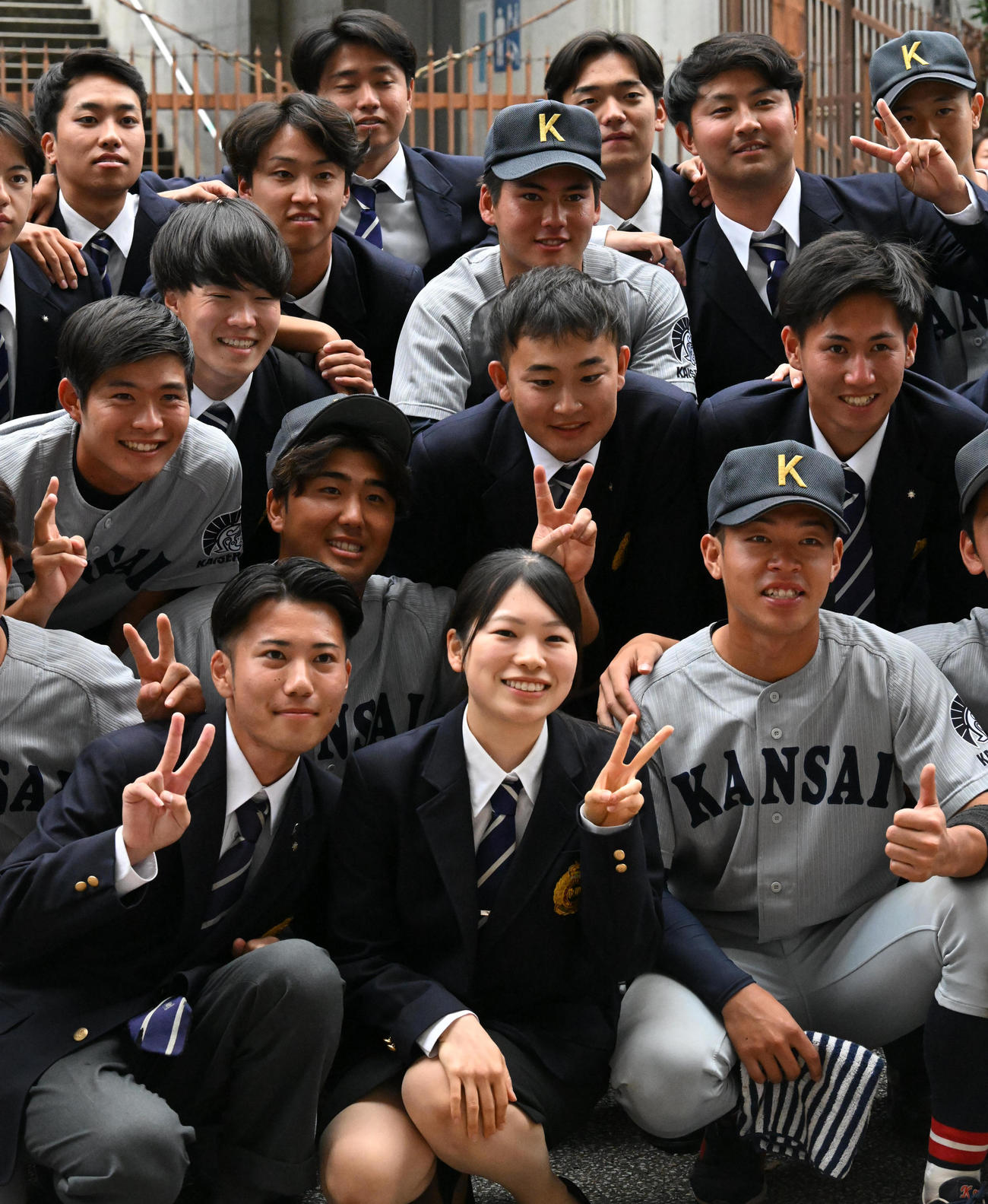 関大対関学大　関大・金丸は笑顔で記念撮影（撮影・前岡正明）