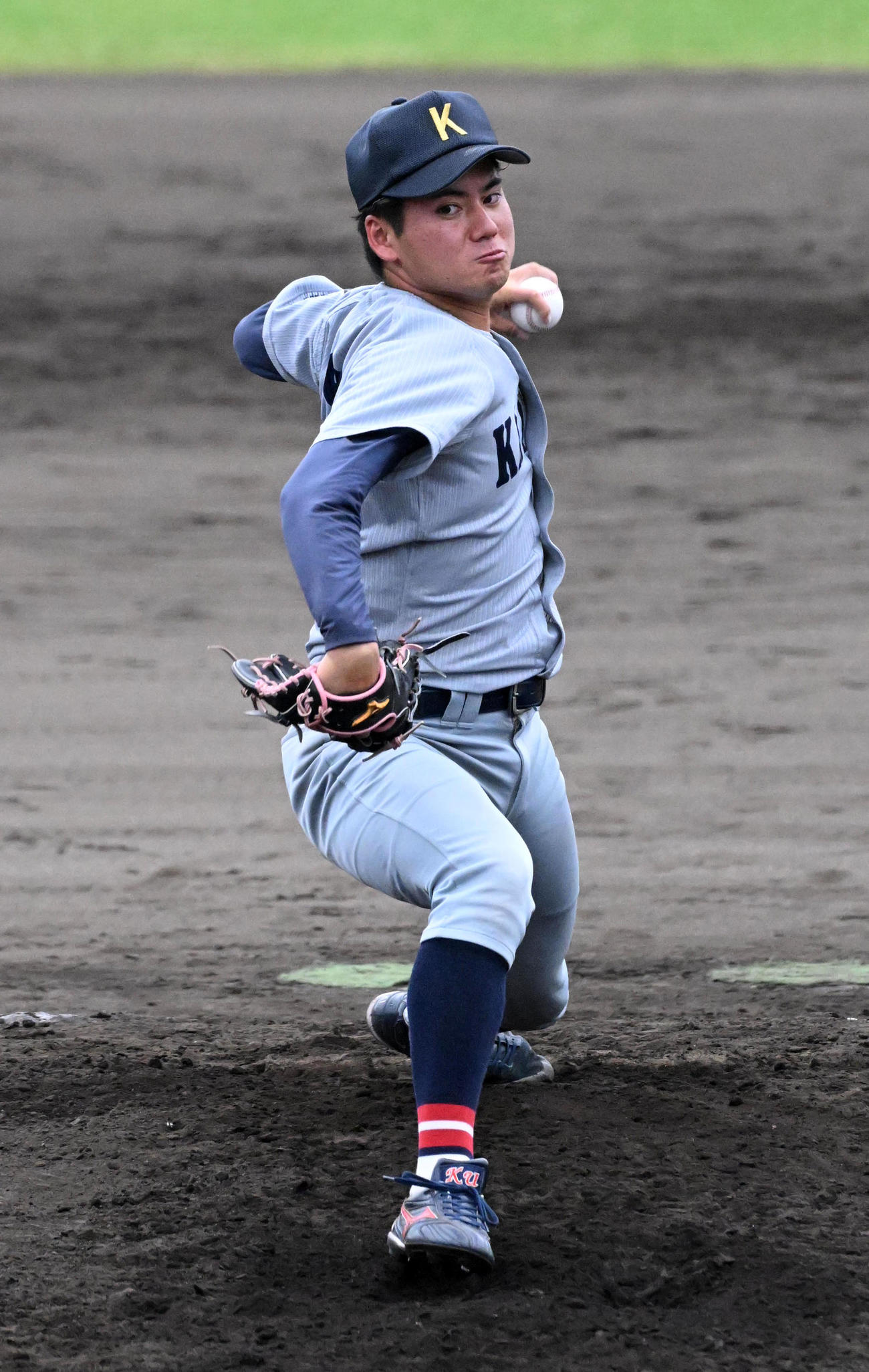 関大対関学大　8回に登板、関学大を3人で押さえた関大・金丸（撮影・前岡正明）