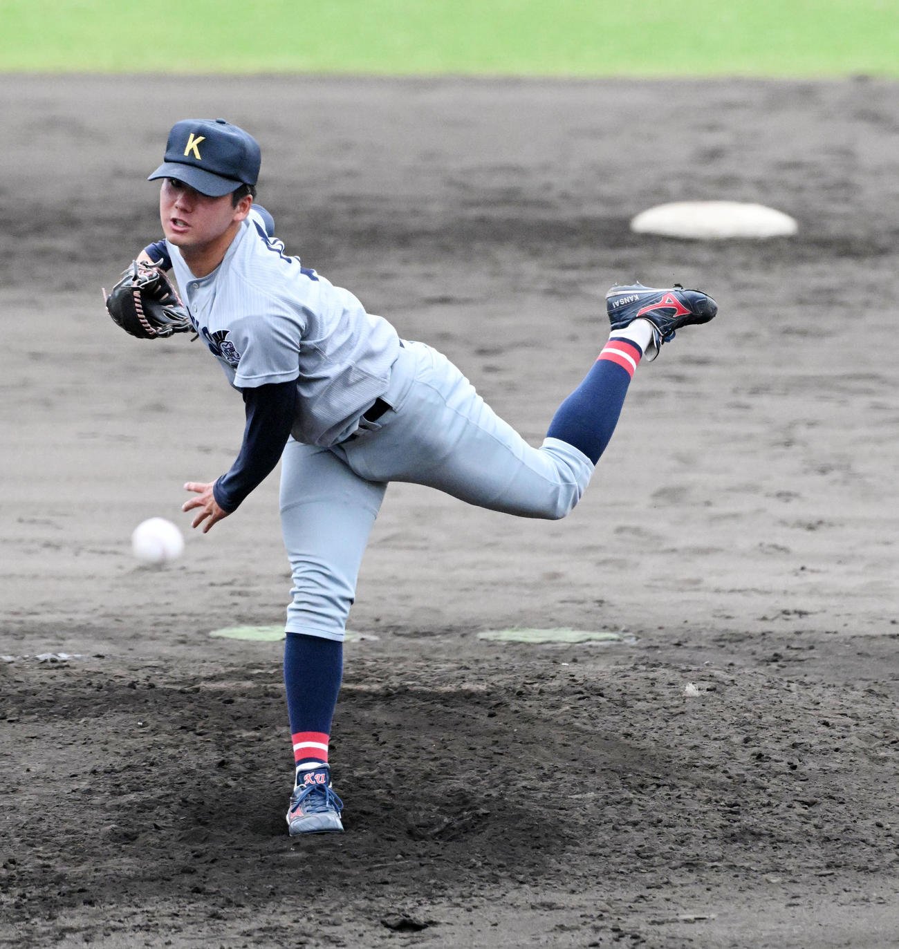 関大対関学大　8回に登板、関学大を3人で押さえた関大・金丸（撮影・前岡正明）