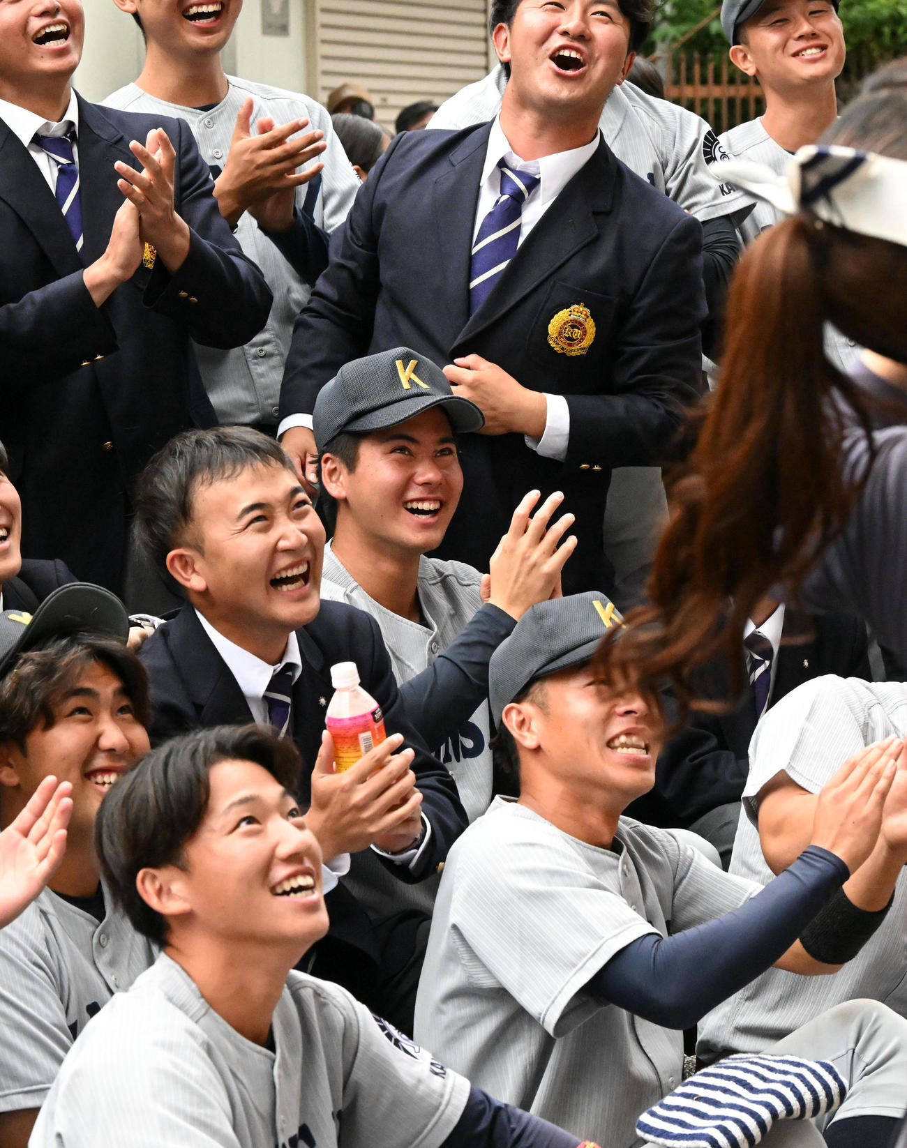 関大対関学大　チアガールに持ち上げられたされたナインに拍手を送る関大・金丸（撮影・前岡正明）