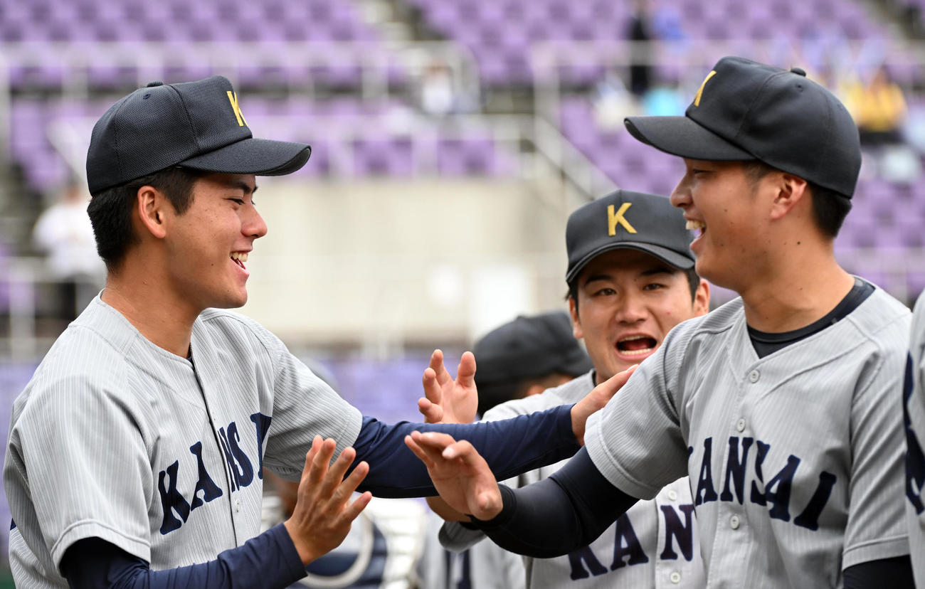 関大対関学大　4回、笑顔でナインを迎える関大・金丸（撮影・前岡正明）