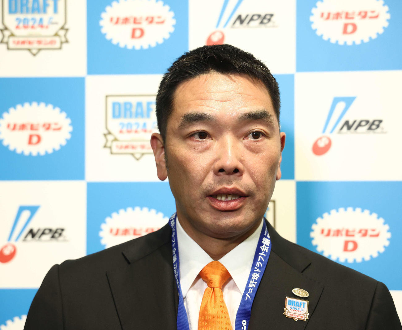 ドラフト1位指名を終え、取材に応じる巨人阿部監督（撮影・河田真司）