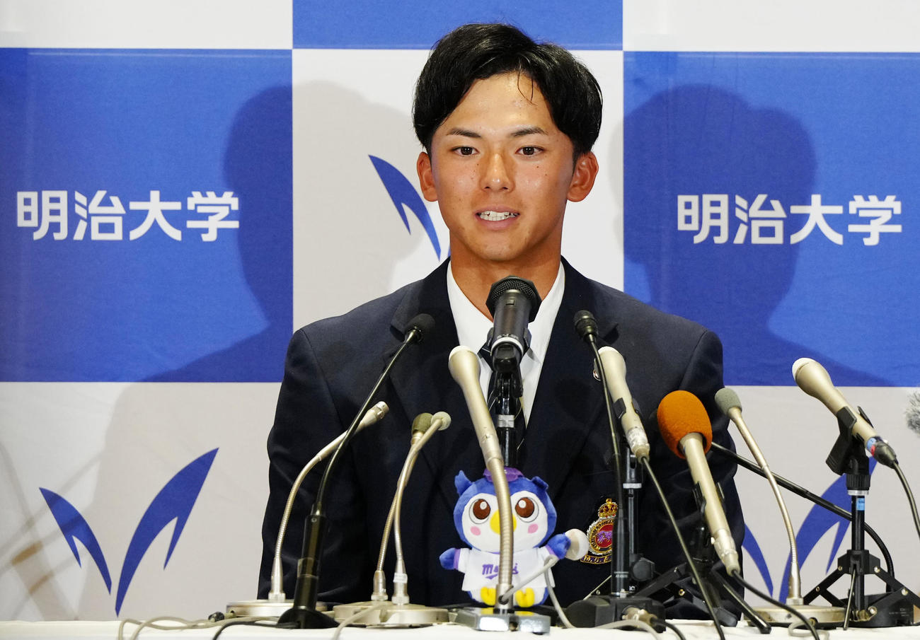 ドラフト1位指名で楽天が交渉権を獲得し会見に臨む明大・宗山（撮影・江口和貴）