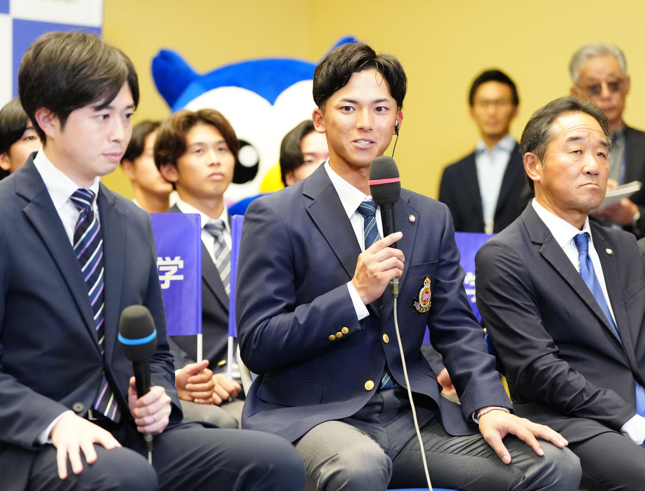 楽天がドラフト1位で交渉権を獲得しインタビューに応じる明大・宗山（中央）（撮影・江口和貴）