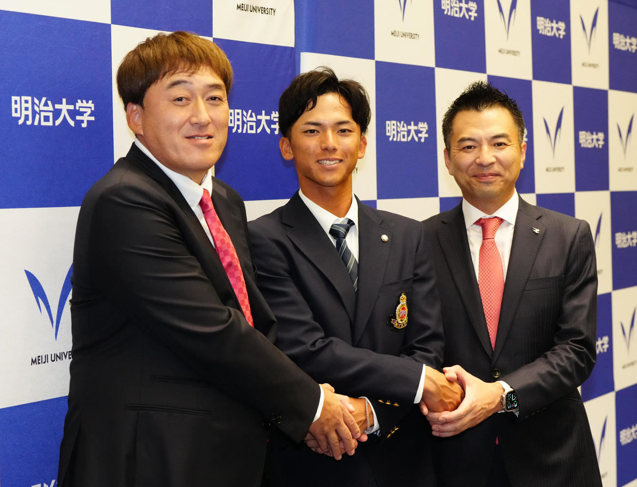 指名あいさつを受け、楽天森井球団社長（右）、石井取締役シニアディレクター（左）と握手を交わす明大・宗山（撮影・江口和貴）