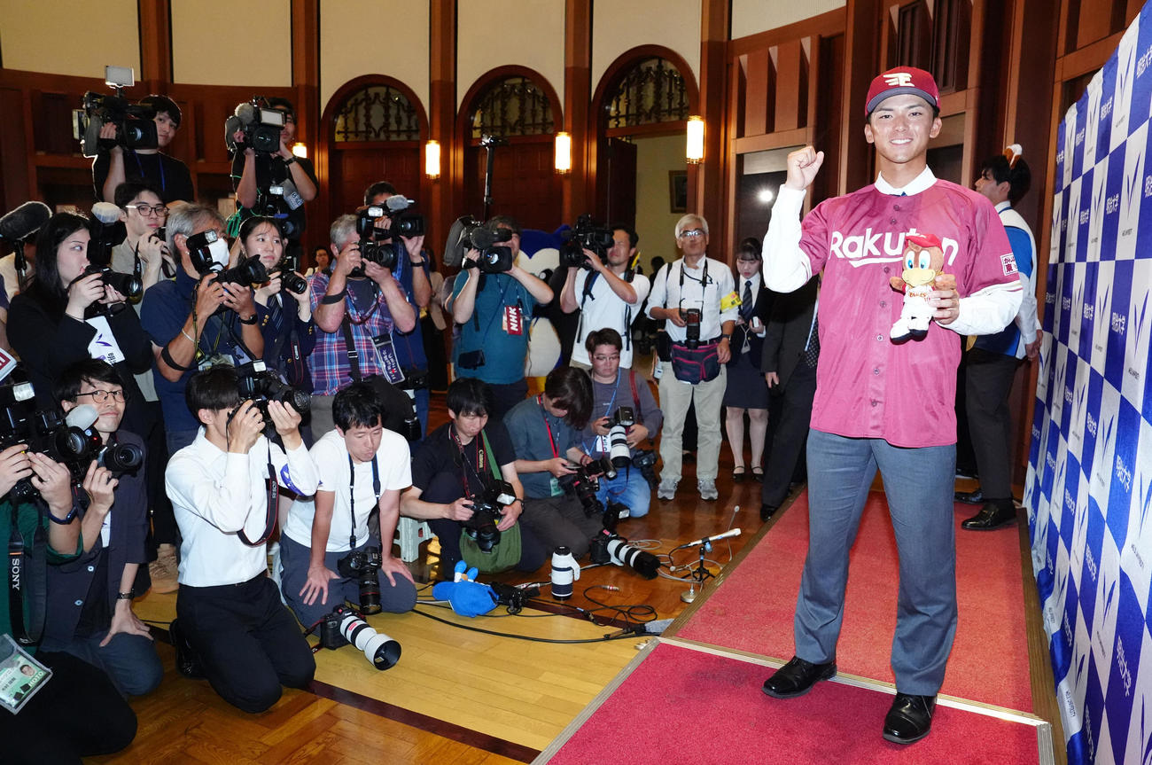 写真に納まる楽天ドラフト1位指名を受けた明大・宗山（撮影・江口和貴）