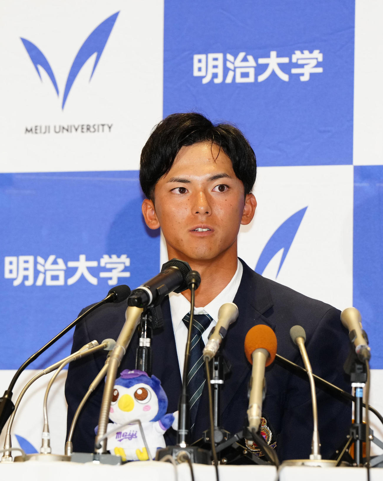 ドラフト1位指名で楽天が交渉権を獲得し会見に臨む明大・宗山（撮影・江口和貴）