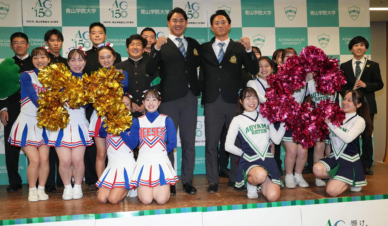 記念撮影に納まる青学大・西川（中央左）と佐々木（中央右）（撮影・たえ見朱実）