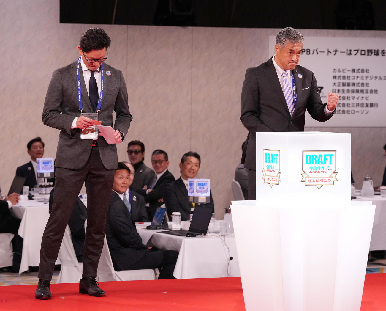 ドラフト1位で青学大・西川の交渉権を獲得し、ガッツポーズするロッテ玉塚取締役オーナー代行（右）（撮影・鈴木みどり）