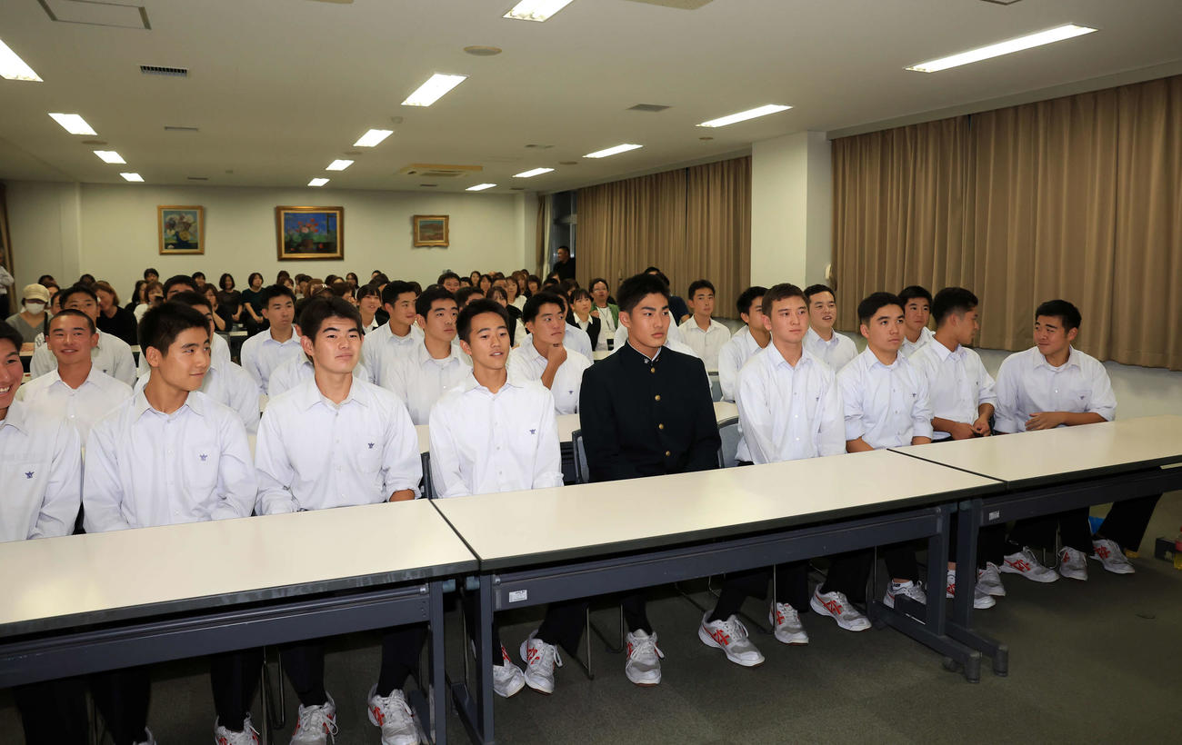 ドラフト会議の様子を野球部員と共に緊張気味に見つめる前橋商の清水（中央）（撮影・浅見桂子）