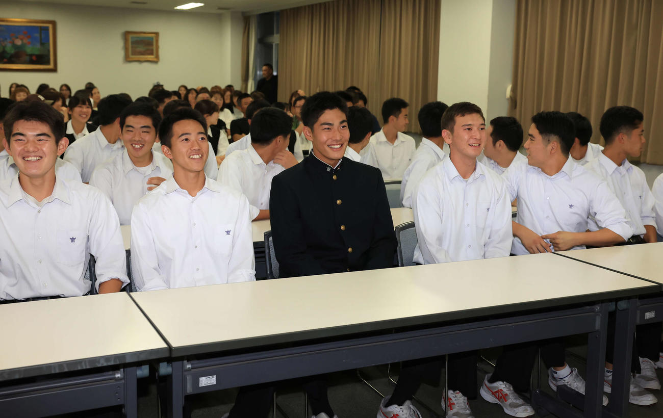 ドラフト会議の様子を笑顔で見つめる前橋商の清水（中央）（撮影・浅見桂子）