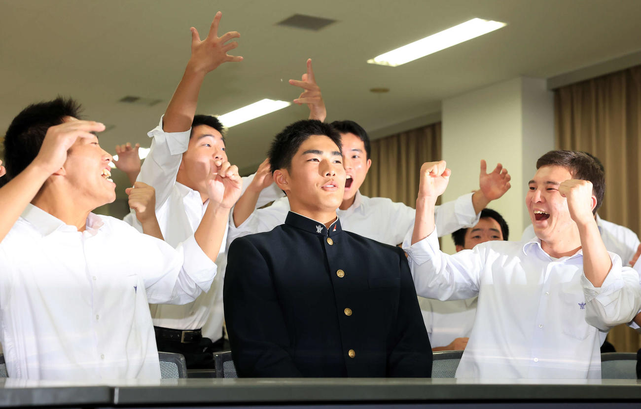 日本ハムドラフト4位で指名された前橋商・清水（中央）は野球部員が喜ぶ中、ほっとした表情を見せる（撮影・浅見桂子）