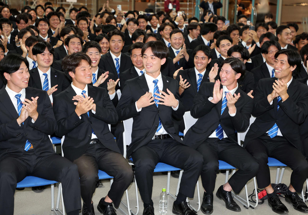 オリックス2位指名を受け祝福される日体大・寺西（中央）（撮影・鈴木正人）
