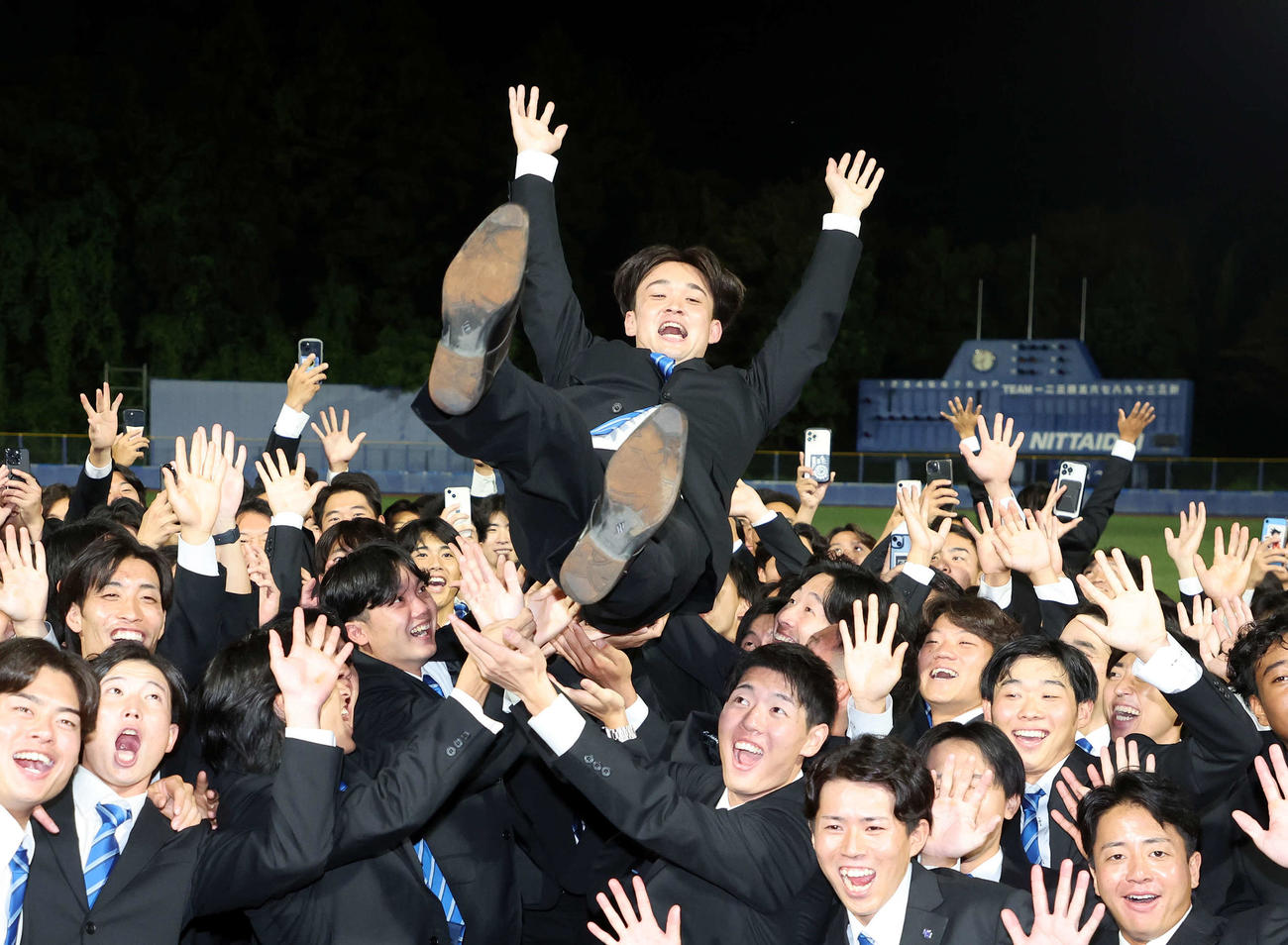 オリックス2位指名を受け胴上げされる日体大・寺西（撮影・鈴木正人）