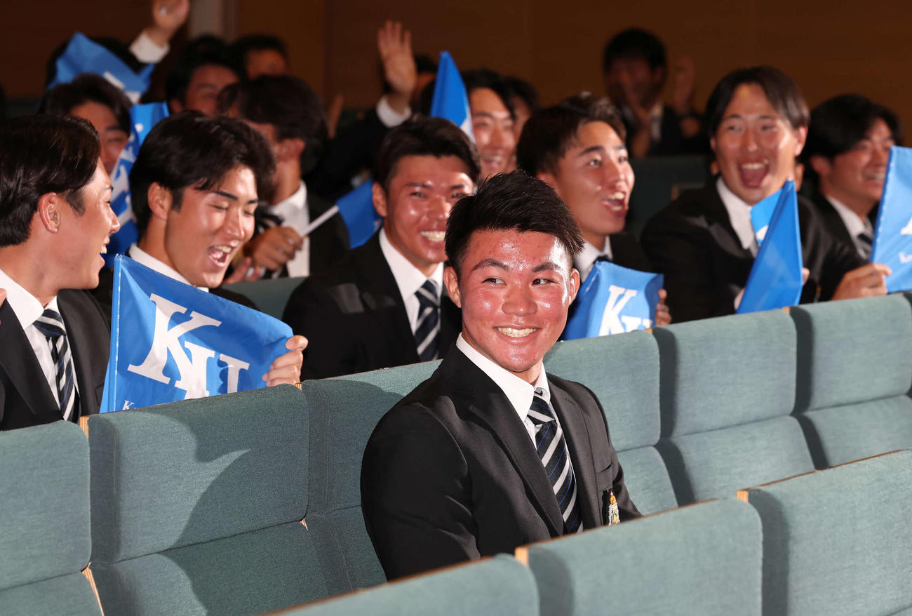 ソフトバンクの2位指名に笑顔を見せる神奈川大・庄子（撮影・丹羽敏通）