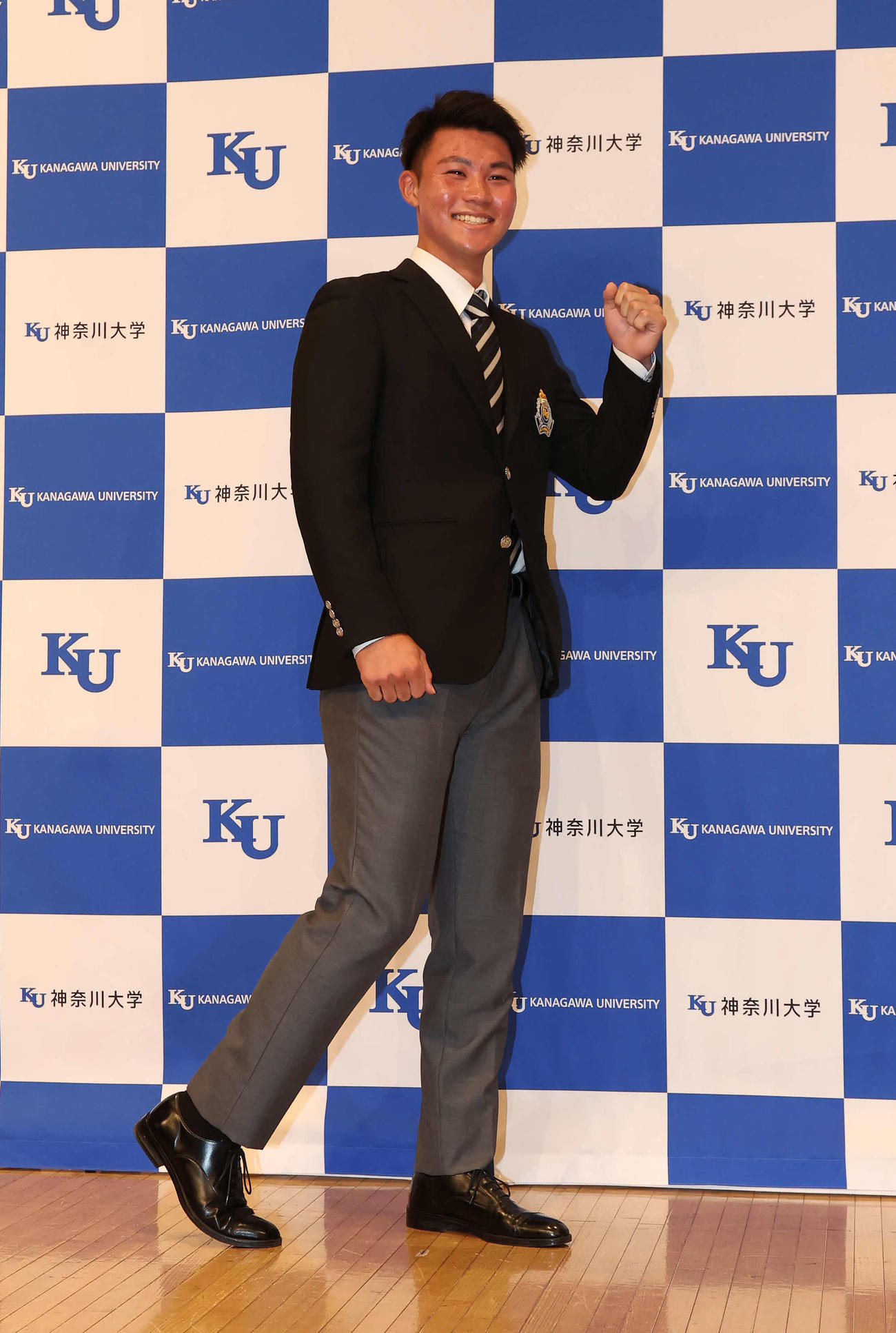 盗塁王のタイトルは獲得したいと、ポーズを決める庄子（撮影・丹羽敏通）