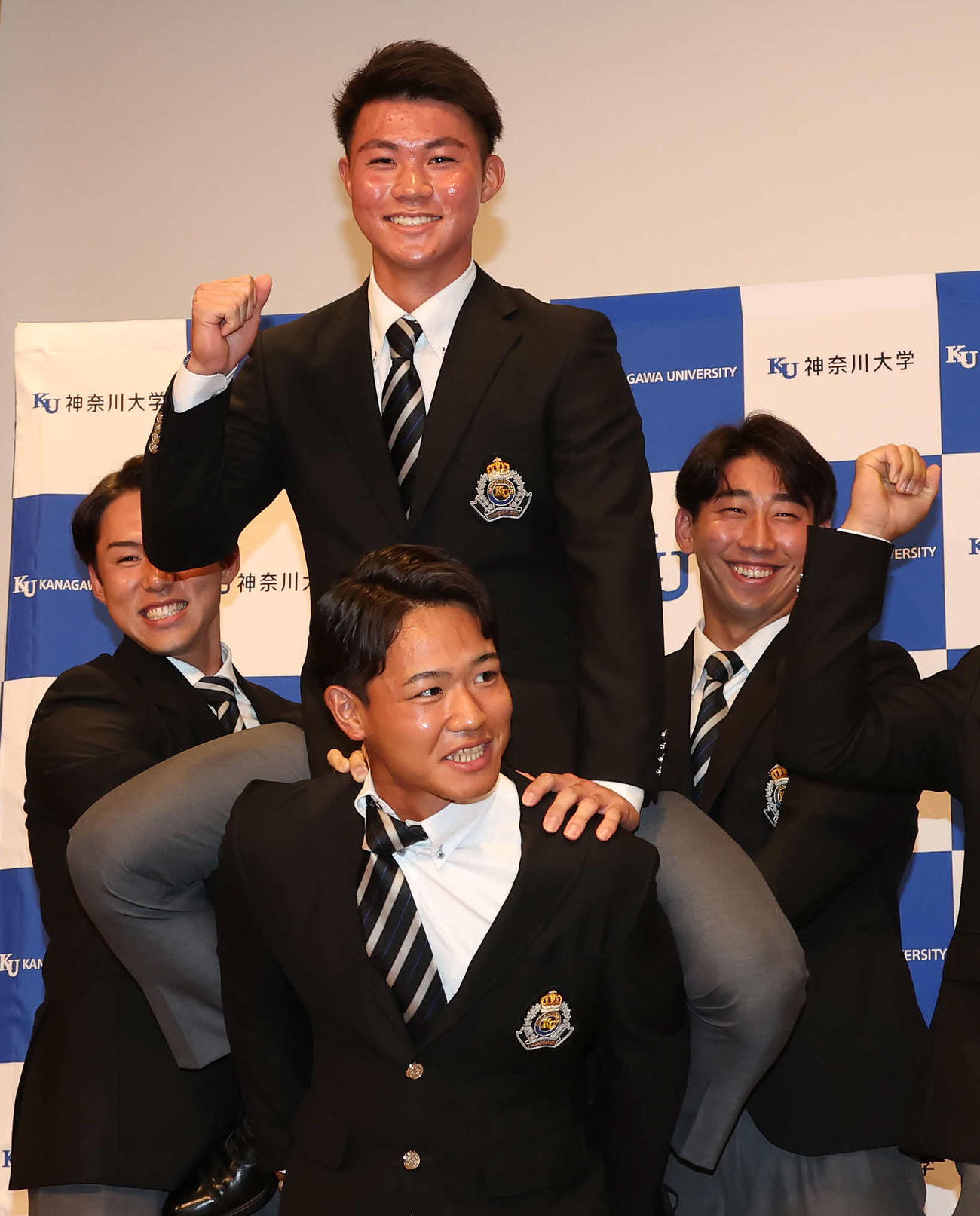 ソフトバンクの2位指名を受けて、仲間に担がれる神奈川大・庄子（撮影・丹羽敏通）
